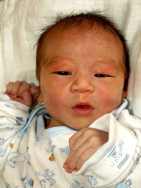 UČRAL OCHIR, chlapeček, se narodil v podělí 13. prosince v 16.35 hodin. Při narození vážil 3 250 gramů a měřil 50 centimetrů. Doma v Aši se z malého synka raduje maminka Erdenezaya spolu s tatínkem Natsag-Orgi. 