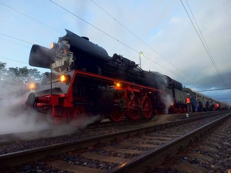 Vlak tažený parní lokomotivou projel regionem. Překvapil cestující na nádražích.