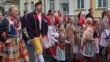 MARIÁNKY PATŘILY FOLKLORU. Mezinárodní folklorní festival Mariánský podzim se tradičně uskutečnil v Mariánských Lázních. Kromě vystoupení na kolonádě nebo v anglikánském kostele měli místní i hosté možnost spatřit krásu lidových krojů při průvodu městem. 