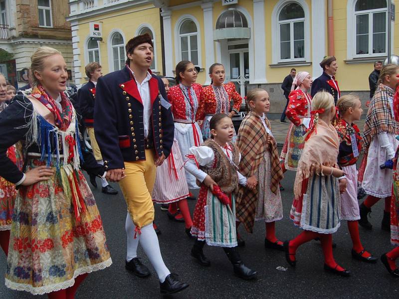 MARIÁNKY PATŘILY FOLKLORU. Mezinárodní folklorní festival Mariánský podzim se tradičně uskutečnil v Mariánských Lázních. Kromě vystoupení na kolonádě nebo v anglikánském kostele měli místní i hosté možnost spatřit krásu lidových krojů při průvodu městem. 