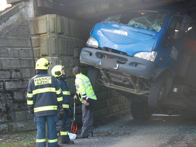 Nepříjemné překvapení čekalo včera na řidiče nákladního vozidla při projíždění pod železničním viaduktem v Nebanicích na Chebsku. Šofér si totiž neuvědomil, že na korbě veze bagr, který je příliš vysoký na to, aby pod viaduktem projel. 