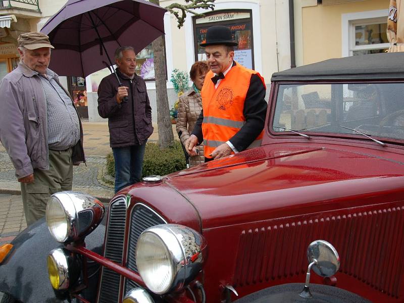 Nablýskané plechové miláčky předvedli majitelé historických automobilů a motocyklů ve Františkových Lázních.