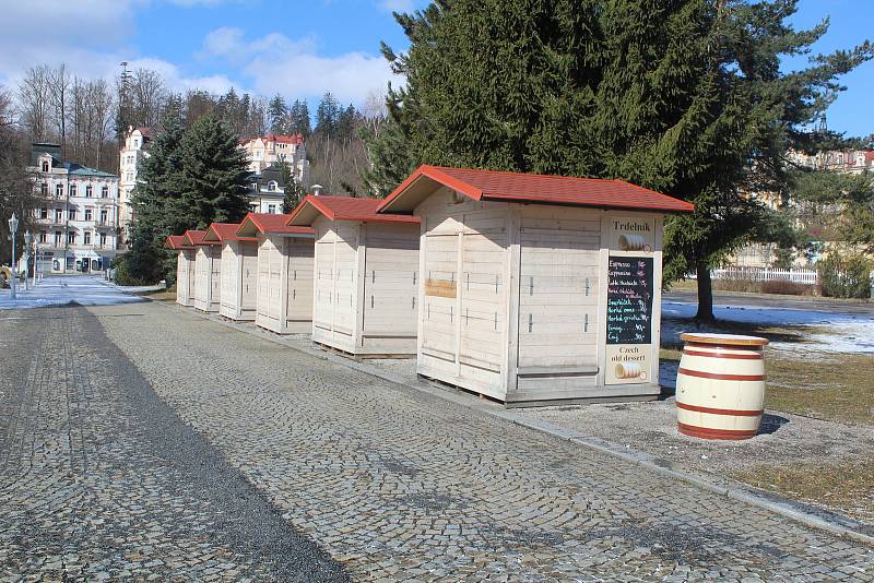 Liduprázdné Mariánské Lázně v sobotu 20. března dopoledne.