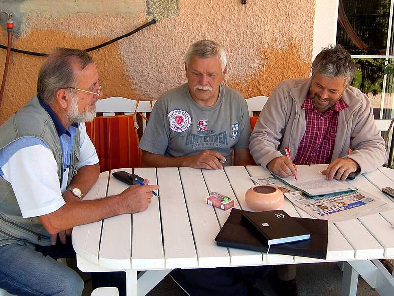 PODPOŘILI! Petici občanů podpořili i Rudolf Trachta z Hazlova (na snímku vlevo)  a starosta Hazlova Josef Týzl (vpravo). Podepsali ji mezi prvními. Na snímku s tvůrcem petice Jaroslavem Gregorem (uprostřed).