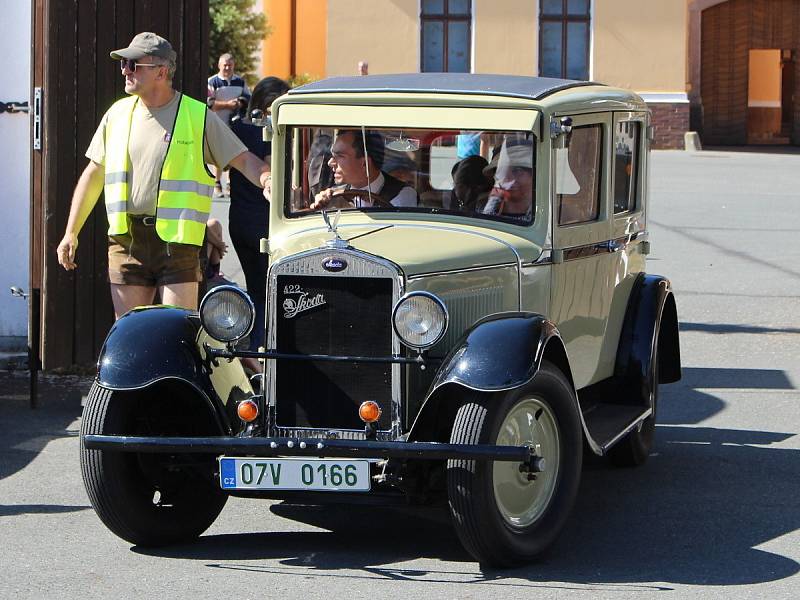 Závody historických vozidel vedly z Chodové Plané do Kynšperka a zpět do Mariánských Lázních.