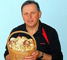 S plným košíkem hub čirůvek májovek a pečárek (žampionů) se pochlubil chebský mykolog Jiří Pošmura. 