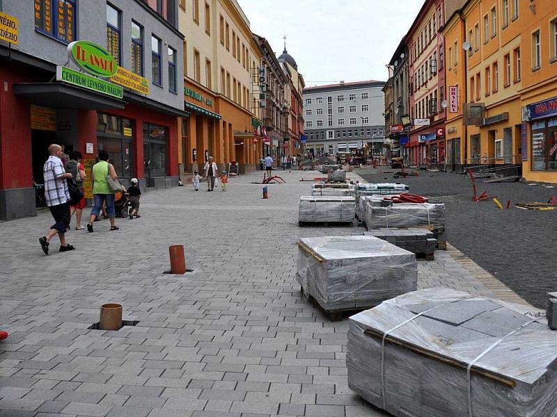 Chebany ostře sledovaná rekonstrukce pěší zóny se pomalu blíží ke konci I. etapy. Ta má být hotová do 31. srpna