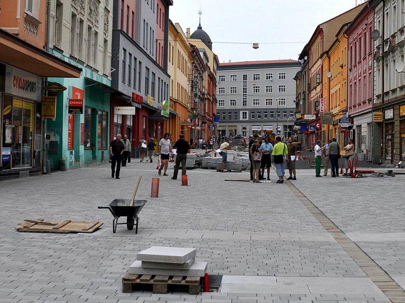 Chebany ostře sledovaná rekonstrukce pěší zóny se pomalu blíží ke konci I. etapy. Ta má být hotová do 31. srpna