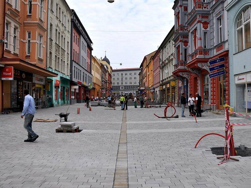 Chebany ostře sledovaná rekonstrukce pěší zóny se pomalu blíží ke konci I. etapy. Ta má být hotová do 31. srpna