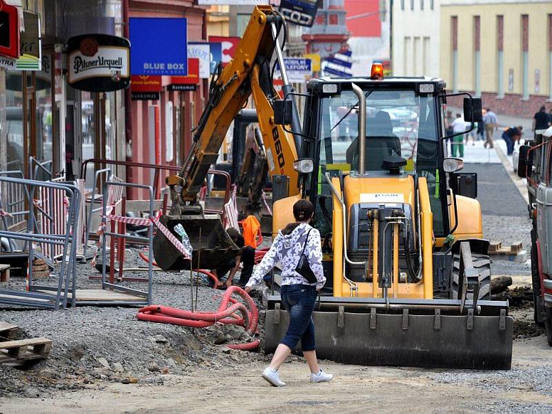 Chebany ostře sledovaná rekonstrukce pěší zóny se pomalu blíží ke konci I. etapy. Ta má být hotová do 31. srpna