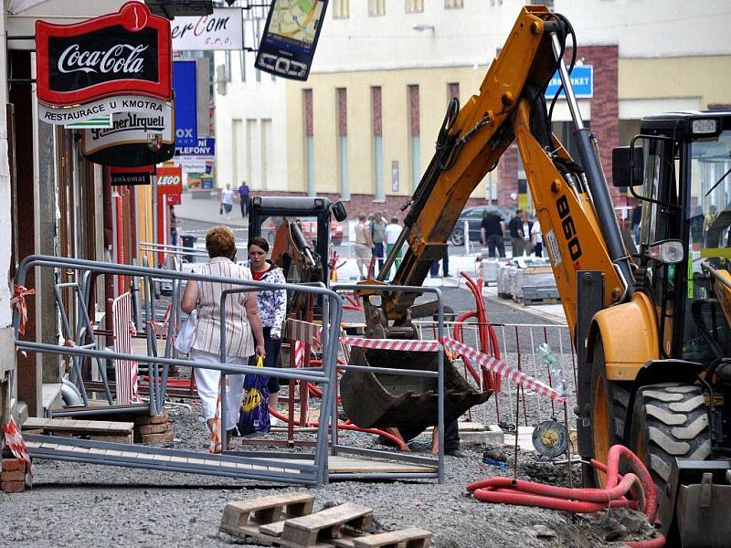 Chebany ostře sledovaná rekonstrukce pěší zóny se pomalu blíží ke konci I. etapy. Ta má být hotová do 31. srpna