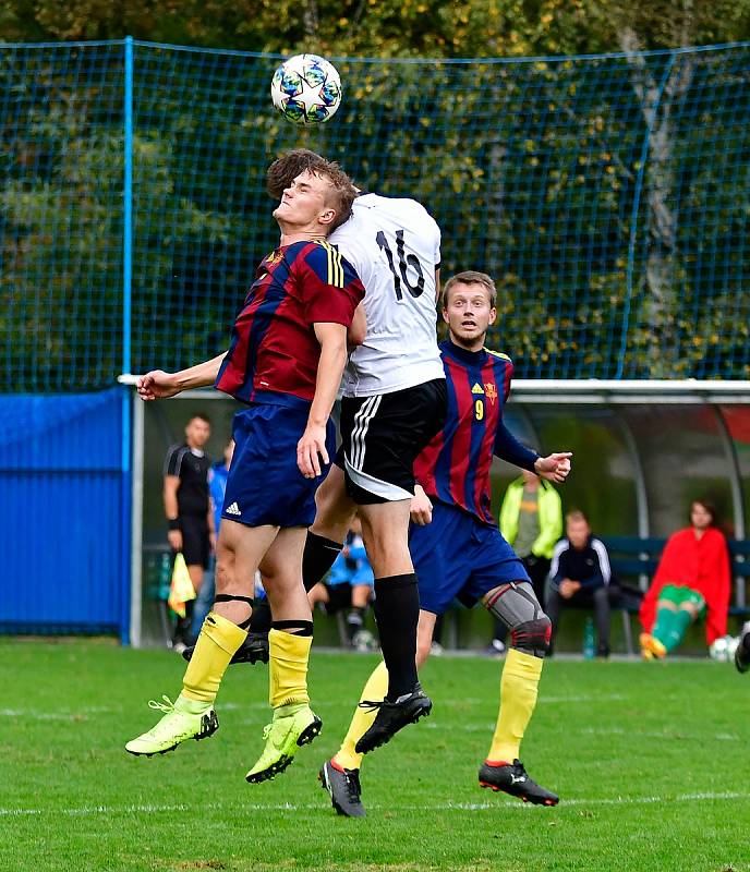 Jedenáct branek obdržel novorolský FK v rámci derby na půdě nejdeckého FK (v bílém), čímž si připsal na účet pátou podzimní porážku.