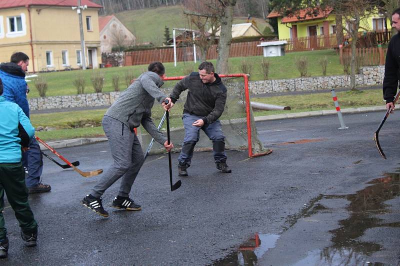 TRADICE. Oslavy příchodu nového roku se v Milíkově neobejdou bez srandamače v hokeji. 