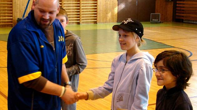 Trenér několika mariánskolázeňských basketbalových družstev Roman Gezo odměňuje v přestávce ligového zápasu malé fanoušky.