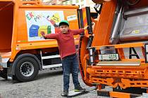 Novou svozovou techniku na odpad, která od dubna bude projíždět městem, představila chebská radnice veřejnosti. Nákup nových vozidel vyšel městskou kasu na dvacet milionů korun.