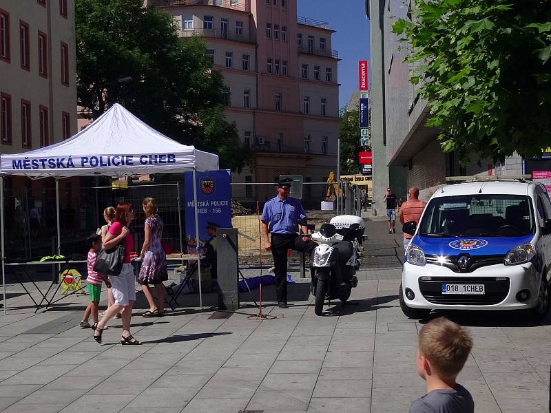 Před Priorem v Chebu se přestavili strážníci městské policie.