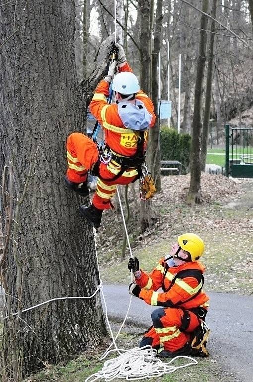 V kulisách hrázního tělesa přehrady Skalka v Chebu se uskutečnilo speciální cvičení hasičů-lezců.