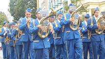 MARIÁNKY PATŘILY FOLKLORU. Mezinárodní folklorní festival Mariánský podzim se tradičně uskutečnil v Mariánských Lázních. Kromě vystoupení na kolonádě nebo v anglikánském kostele měli místní i hosté možnost spatřit krásu lidových krojů při průvodu městem. 