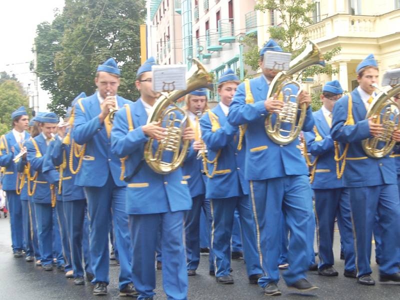 MARIÁNKY PATŘILY FOLKLORU. Mezinárodní folklorní festival Mariánský podzim se tradičně uskutečnil v Mariánských Lázních. Kromě vystoupení na kolonádě nebo v anglikánském kostele měli místní i hosté možnost spatřit krásu lidových krojů při průvodu městem. 