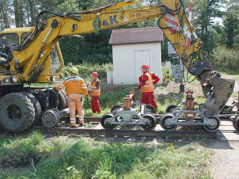 PRÁCE NA POSLEDNÍ ČÁSTI třetího tranzitního koridoru na trati Cheb Cheb státní hranice jsou v plném proudu. Stavebníci právě nyní připravují okolí kolem trati pro novou etapu. 