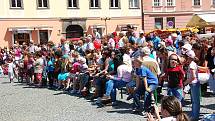 Stovky lidí se přišly podívat na zahájení turistické sezóny v Chebu 2012. Na oslavách vystoupila i chebská skupina scénického šermu Rectus.