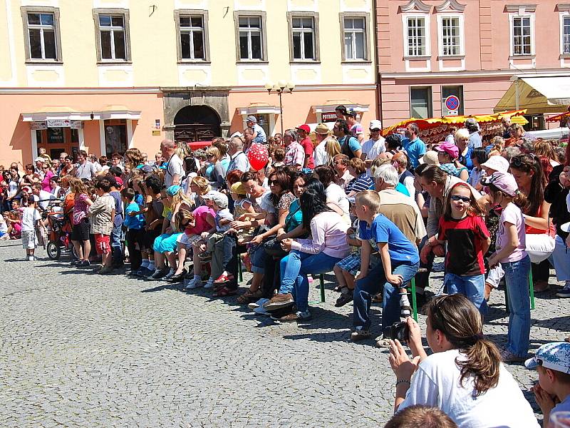 Stovky lidí se přišly podívat na zahájení turistické sezóny v Chebu 2012. Na oslavách vystoupila i chebská skupina scénického šermu Rectus.