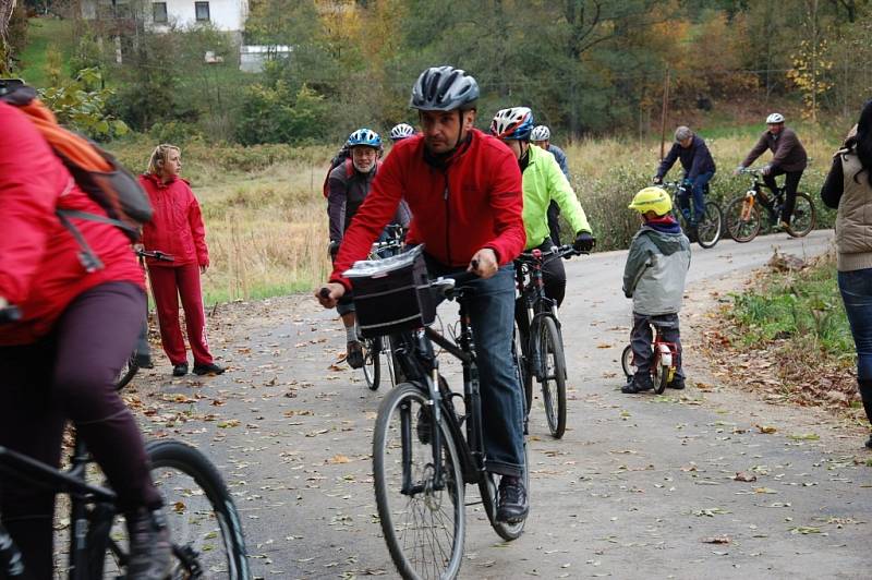 CYKLISTÉ, kteří přišli slavnostně otevřít novou cyklostezku z Doubravy u Aše do Saska, měli možnost ji ihned vyzkoušet. 