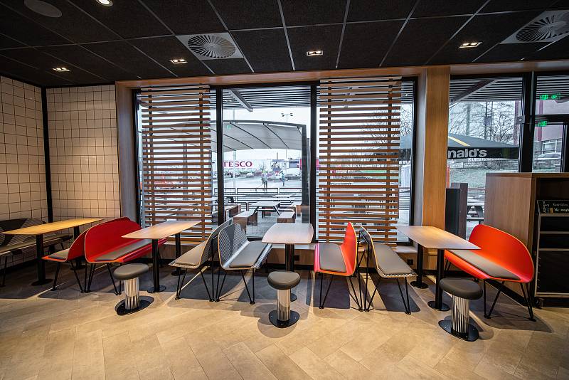 V centru Chebu se v pátek 17. prosince otevřely dveře restaurace McDonald’s. Ta nabízí 90 míst k  sezení uvnitř padesát osm míst na zahrádce, moderní interiér, digitální objednávkové kiosky i objednávky z auta - McDrive.