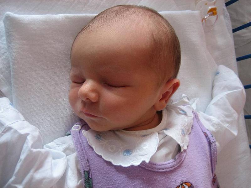 TOMAS PLACEK se narodil v Ostrovské porodnici v úterý 6. října v 9.32 hodin. Při narození vážil 3450 gramů a měřil  49 centimetrů. Maminka Veronika i tatínek Petr se už v Lázních Kynžvartu z malého synka radují. 