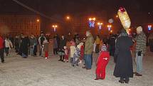 POŠTOVNÍ NÁMĚSTÍ v Aši se zaplnilo na Nový rok lidmi. Jako tradičně se tady konal novoroční ohňostroj s doprovodným programem.   