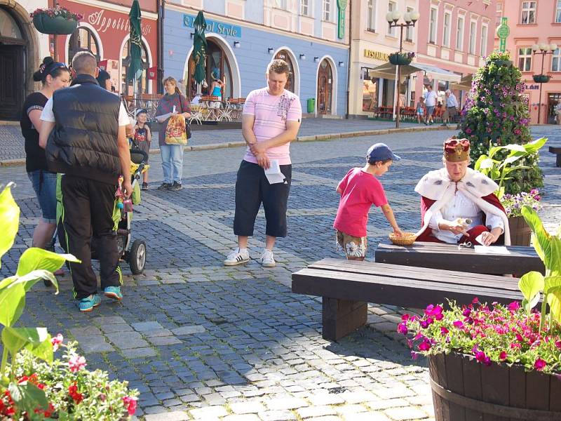 DĚTI Z MATEŘSKÉ ŠKOLY na Malém náměstí na Zlatém vrchu se snažily pátrat po chebské historii na náměstí Krále Jiřího z Poděbrad a na Chebském hradě. 