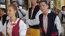 MARIÁNKY PATŘILY FOLKLORU. Mezinárodní folklorní festival Mariánský podzim se tradičně uskutečnil v Mariánských Lázních. Kromě vystoupení na kolonádě nebo v anglikánském kostele měli místní i hosté možnost spatřit krásu lidových krojů při průvodu městem. 