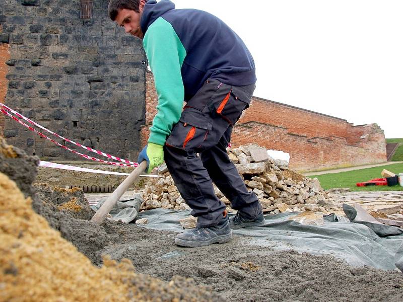 Dlážděný povrch nádvoří v těchto dnech předělávají pracovníci ze společnosti Algon na chebském hradě. Opravy se dočkají všechna rozbitá místa. 