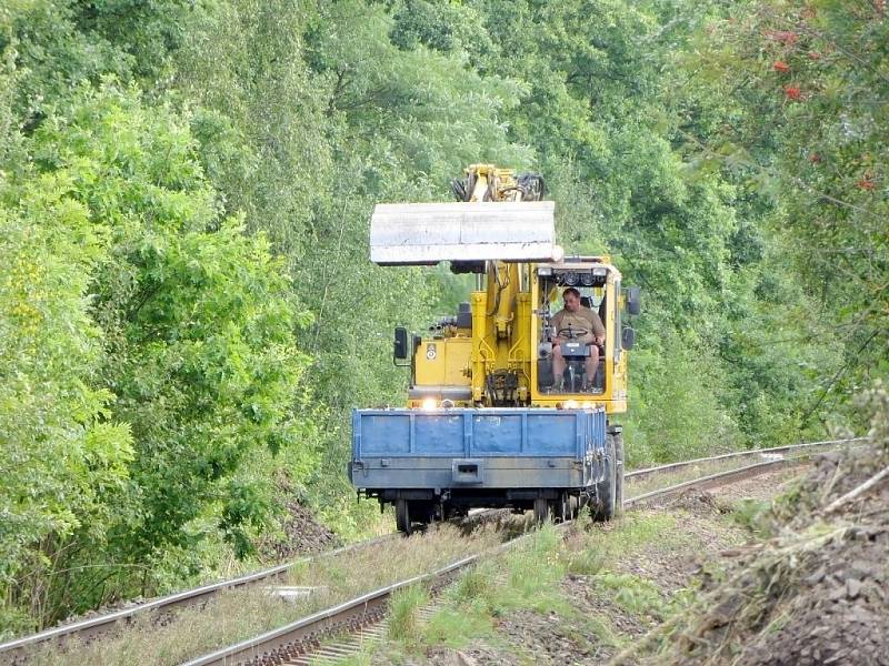 PRÁCE NA POSLEDNÍ ČÁSTI třetího tranzitního koridoru na trati Cheb Cheb státní hranice jsou v plném proudu. Stavebníci právě nyní připravují okolí kolem trati pro novou etapu. 