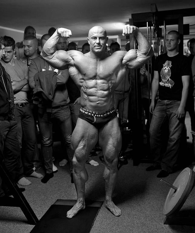 Profesionální kulturista Tomáš Bureš při tréninku a v exhibičním vystoupení v Hard Core Gym F. Lázně