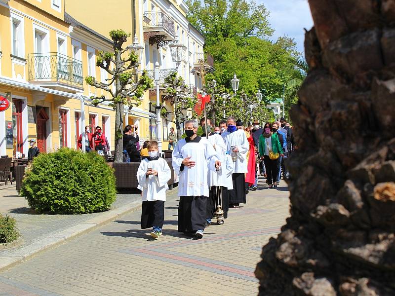 Během žehnání pramenům museli lidé dodržovat epidemiologická nařízení.