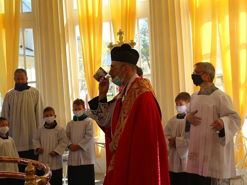 Během žehnání pramenům museli lidé dodržovat epidemiologická nařízení.