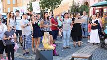Kvůli hrozbě návratu hazardu do města uspořádala opoziční strana demonstraci před chebskou radnicí, které se zúčastnilo kolem dvou set lidí.