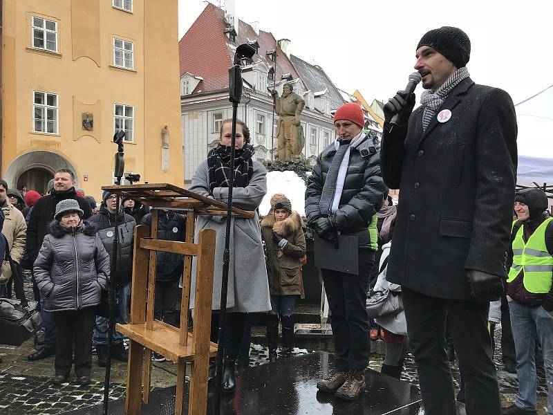 Lidé po 28 letech znovu zacinkali klíči. Nelíbí se jim způsob odvolání starosty