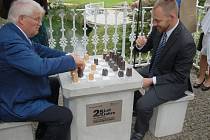 Originální šachový stolek, který je doplněný pamětní cedulkou, se nově nachází v parku v Mariánských Lázních. U stolku se nachází dvě betonové stokilové židle a celý stůl váží půl tuny. 