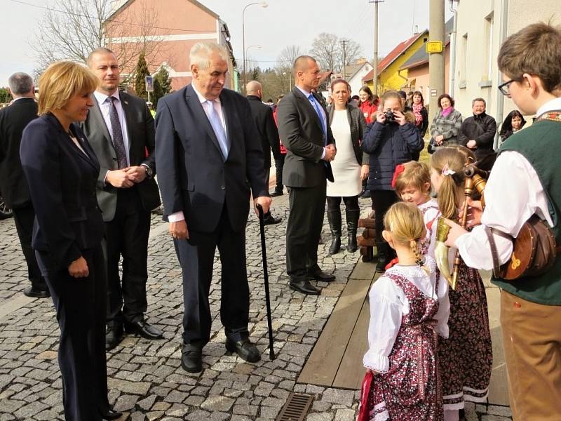 Prezident České republiky Miloš Zeman navštívil obec Krásná na Chebsku. 