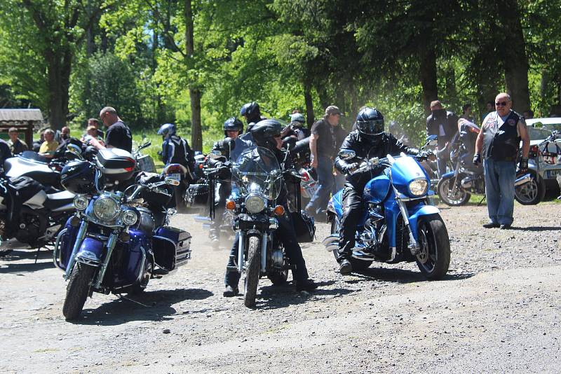 JARNÍ BLOUDĚNÍ S DUCHY. U příležitosti zahájení motorkářské sezony ve Vysoké silným strojům požehnal farář.