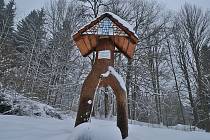 Zaniklou osadu v chebské části Českého lesa opět zahalila sněhová pokrývka a láká k zimním dobrodružným výletům.