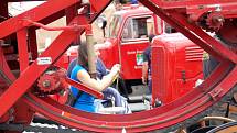 Náměstí Krále Jiřího z Poděbrad v Chebu v neděli odpoledne zaplnila hasičská technika z Německa. K vidění byly historické vozy, které sem zajíždějí každé dva roky.