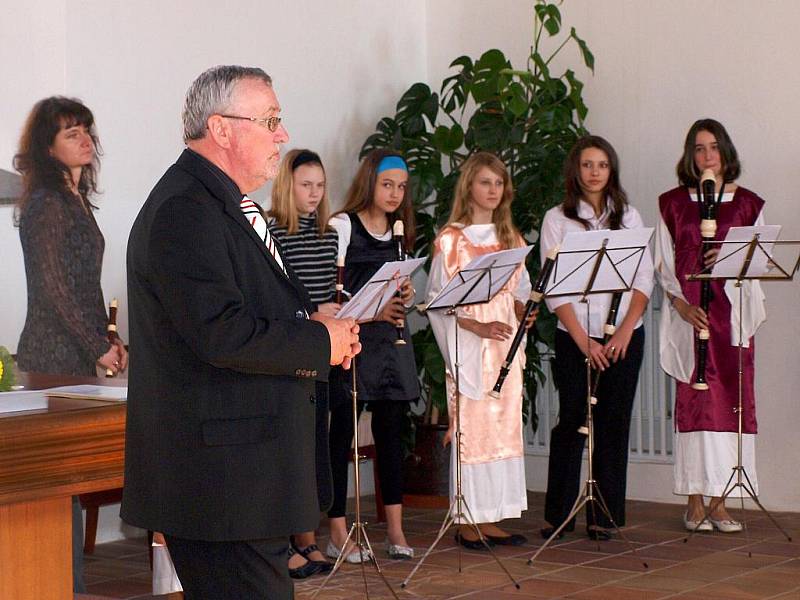 Nadace Schola Ludus jako tradičně obdarovala za mimořádné studijní a pedagogické výsledky chebské žáky a kantory. 