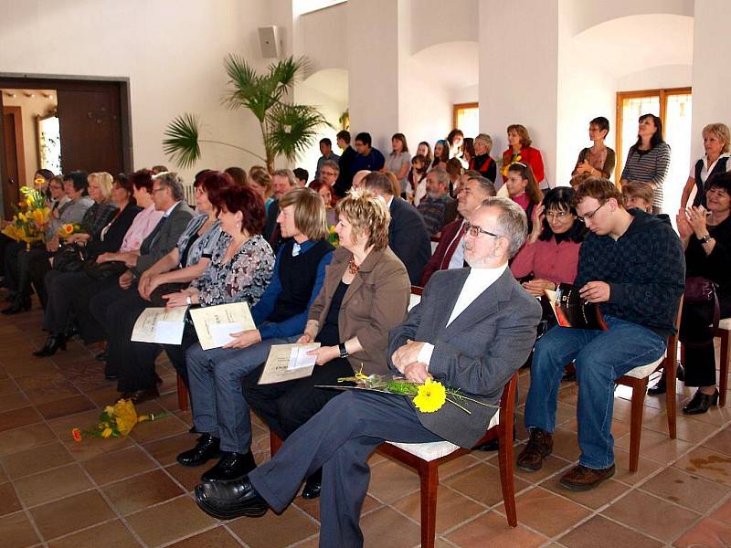 Nadace Schola Ludus jako tradičně obdarovala za mimořádné studijní a pedagogické výsledky chebské žáky a kantory. 