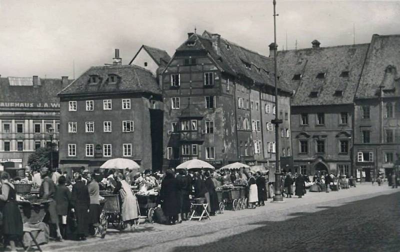 Historické pohlednice ukazují i stavby, které už dnes v Chebu neexistují.