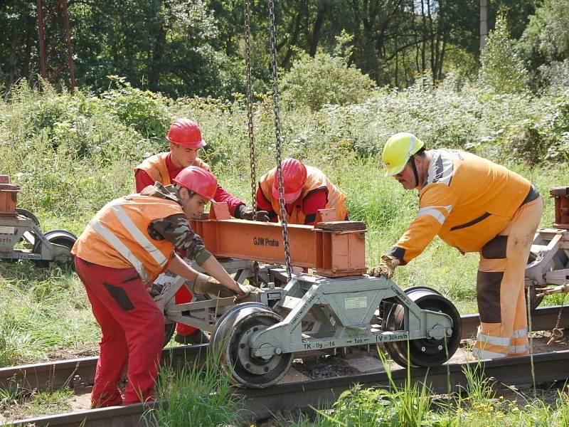 PRÁCE NA POSLEDNÍ ČÁSTI třetího tranzitního koridoru na trati Cheb Cheb státní hranice jsou v plném proudu. Stavebníci právě nyní připravují okolí kolem trati pro novou etapu. 