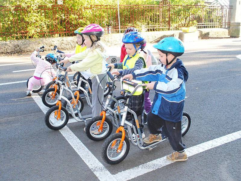 Po které straně silnice jezdit, kdy dát komu přednost, jak vypadá semafor a co znamenají dopravní značky. To se dozvěděli chebští předškoláci.