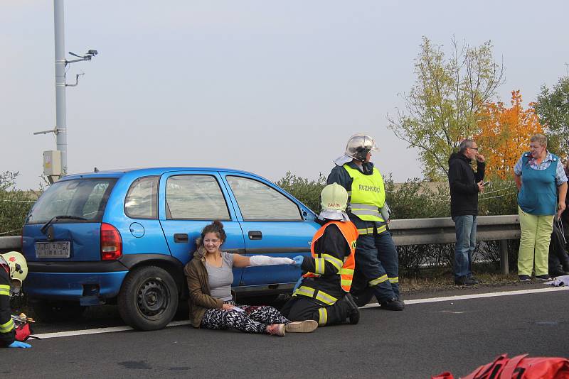 Záchranářské manévry při hromadné nehodě na D6.